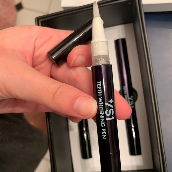 4 VS1 Teeth Whitening Pens - Picture 2 of 3